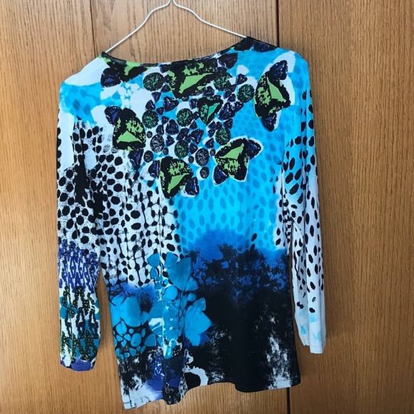 Ladies lightweight knit top. Size medium. - Picture 2 of 4